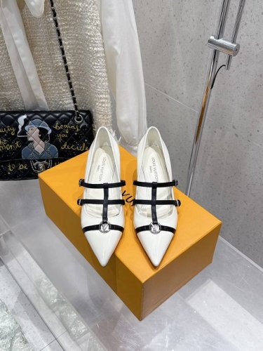 顶级版本 Louis Vuitton LV 路易威登 2025春夏尖头高跟鞋凉鞋鹰嘴小尖头搭配镂空老花皮条小方扣可调节松紧，Lv五金 “logo”饰以点缀，细节