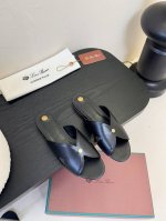 Loropiana 25Ss 新款 拖鞋系列 Lp一直是以好穿舒适为主的设计风格 这几年老钱风穿搭超级 这款乐福鞋也不例外 简约的设计理念搭配品牌经典的颜色做点