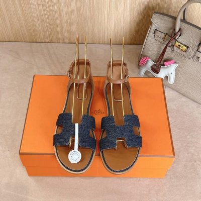 出厂价390Hermes 经典Santorini 凉鞋 新设计灵感还是遵循传统经典 H 鞋面，搭配精致踝带、可调节系带，适合日常穿着、打造时尚悠闲风格 高端订制