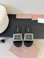 缪 缪 新款拖鞋系列上新★★★★★ 舒适度与时髦度并存的开挂全新系列，设计搭配，简约大方，百搭时尚！ 鞋面：原版定制材料电绣牛皮 内里: 原版定制羊皮 大底：原