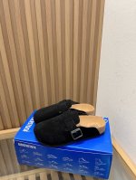 Birkenstock 勃肯经典半拖 经典的包头半拖，一年四季都可以轻松穿着。鞋面由磨砂皮 羊毛毡革制作，营造出自然、质朴的外观。 鞋面：麂皮 羊毛毡 鞋底：软