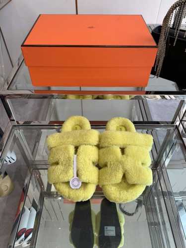 男40Hermes 爱马仕 皮毛一体卷糕毛 二舅拖 今年面料均选用a+皮毛一体卷糕毛毛茸茸的 敲可爱的，踩云脚感，光脚或者搭配个袜子穿，都时髦的不行哦 鞋底是原