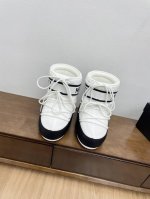 布面 顶级版本moon Boot Vs秋冬最新款复古雪地靴 时髦人都在穿moon Boot雪地靴如果你难以接受ugg的复兴那现在有一款更另类的雪地靴又杀回来了，