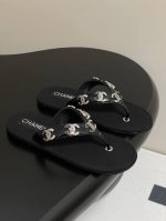 p340- chanel 25P小香双C钻扣夹趾拖鞋珠宝钻扣人字拖鞋 延续上一季的五金金属装饰元素 这次设计结合了更出挑，更夸张的配件但它完全不会过于花哨 能很
