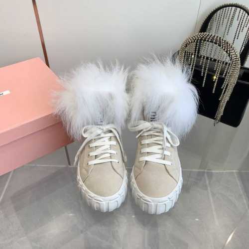 出厂价 Miumiu缪缪雪地靴棉鞋 秋冬新款棉鞋毛毛单鞋来自miu Miu系列的细节特写 新季的潮流要素 与此刻挚爱的概念，多元对撞，传达现代风格~ 怎么穿都好