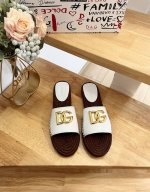 Dolce&Gabbnna杜嘉.班纳D&G麻底拖鞋渔夫鞋DG的风格真是越来越时尚了，超美的色彩搭配，让人一眼就爱上它清凉一夏感觉鞋面是羊皮、DG大金扣，非常精美