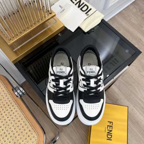 高版本fendi 芬迪 2024 Fd家专柜最新厚底板鞋休闲鞋系列 Fd Match 原版购入 一比一复刻 经典升级皮面 魔术贴设计师kim Jones打造的首
