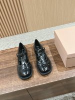 缪缪秋冬新款英伦风乐福鞋 适当“邋遢”擦色工艺独一无二的工艺来自miu家的细节特写 Newbalance530以双色鞋带样式呈现。随性而为的时髦态度,洗涤、磨损