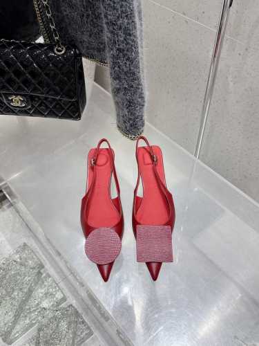 代购级 Jacquemus 25Ss春夏新款尖头鸳鸯扣小猫跟后空凉鞋 几何图形设计 圆扣 方扣 新颖时尚大方，性感不失优雅，很显脚部线条，附有骨感美的视觉效果，