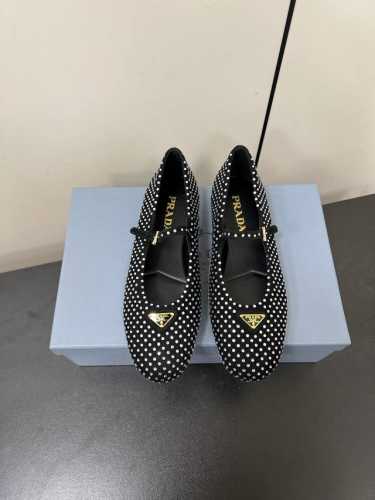 钻面 Prada 25Ss 普拉达秋冬新品 实力来袭 玛丽珍单鞋 芭蕾舞鞋 超级爆系列爆品，各大网红明星乔欣，程潇，同款圆头三角扣 玛丽珍单鞋 ！ 时髦百搭Ni