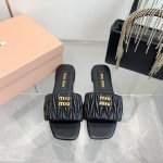 岀 2025Miumi*Ss春夏新款平底小羊皮凉鞋拖鞋 顶级版本 Zp开发 原版拆卸 对版菱格纹 秒杀市面普通版本，Miumiu真的太少女啦！小羊皮超级软糯 舒
