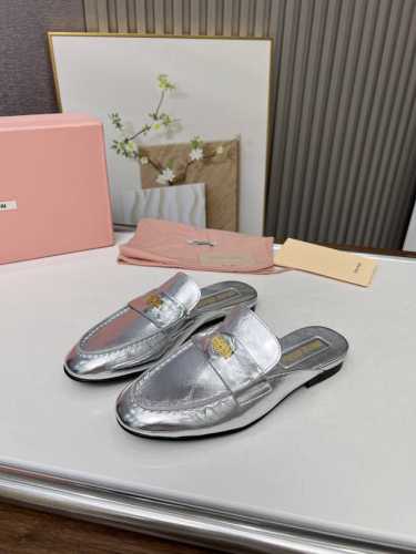 高品质出厂 MiuMiu 缪缪 24S走秀款钱币复古半拖最近风很大的金币乐福鞋 被挖到了～满满的复古英伦感 顺带着一股学院风中间还镶嵌了一枚金币 让人无法忽视整