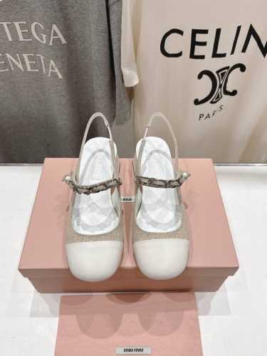 高版本出厂 Miumiu 缪缪2025Ss走秀限量款玛丽珍公主高跟鞋凉鞋 玩味经典风格与复古灵感，塑就此款漆皮高跟鞋。结构式鞋跟释放怀旧气息，鞋跟处的标志性徽标