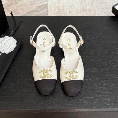 Chane*｜小香25P春夏新品 双C粗跟凉鞋 乖巧秀气的珍珠跟优雅减龄 仙气满满的公主氛围！ 鞋面采用定制进口真丝 内里垫脚均为粒面羊皮 意大利进口真皮大底！