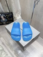 BALENCIAGE 巴黎世家 Pool Crocs 合作款厚底拖鞋胶拖原版1:1还原，单码单模，大小合适，舒适度满满，后跟和原版一致有码标，所有鞋面颗粒感，鞋