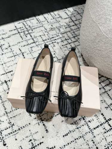 Simone Rocha 24款玛丽珍芭蕾舞鞋 超级仙女范的芭蕾舞鞋，鞋子蛮有看点，手工折叠扇子鞋面 搭配蝴蝶结 ！颜值超高、个性又时尚、放在鞋柜里都会很开心呀