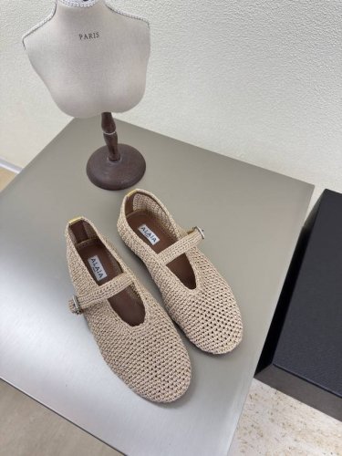编织网面系列 25平底单鞋 Alaia 来自巴黎 杏色 一见倾心 纯手工 高级 经典阿莱娅还有另外性感的一面 配上不同款式，不同风格都能轻松驾驭，无论牛仔裤，西
