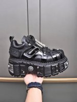 Newrock. 暗黑 朋克 马丁 摇滚 坦克 机甲硬核狂战鞋Newrock 西班牙高阶鞋履百年品牌，独具一格的硬核设计进入大众视野，以坦克元素作为鞋底设计，颠