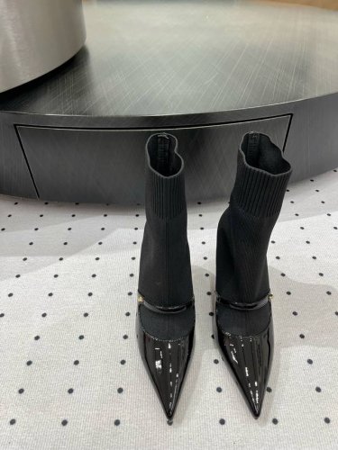 秋冬新品 面料 牛漆皮＋飞织 内里 羊皮 鞋底 牛皮 优雅风格 创造不一样的感觉 跟高 9Cm 专柜包装 简约气质款式！ Show Bdetails Size.