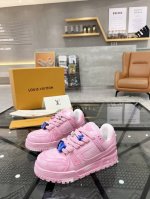 顶级版本 Lv 早春情侣款，全新trainer2代胖丁鞋亮相！ 新款鞋型在鞋面设计上并没有太大的改动！而是鞋型变得更大更宽，更厚以及鞋舌变大取替原有的视觉效果，