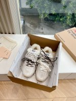 G027代购级别独家首发miumiu缪缪棉鞋毛毛鞋 秋冬新款英伦风系带乐福鞋miumiu秀场适当独一无二的擦色工艺工艺来自miu Miu系列的细节特写 新季的潮