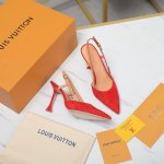 顶级品质 Loui* Vuitte** 新款梅花跟凉鞋 本款 Blossom 高跟鞋选用绒面羊皮革，以漆面牛皮革编织大号蝴蝶结。利落尖头和花卉形状鞋跟道出系列辨