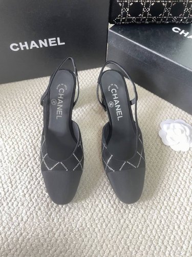 25Fw新款Chanel小香烫钻后空 Sling-back凉鞋平底 粗跟Sling-back于1957年问世，之后two-tone设计成为chane*经典之作最