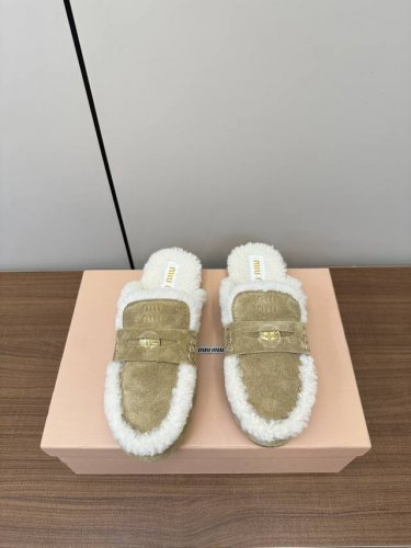 Miumiu 缪缪 Ss秋冬懒人毛毛半拖鞋 Miumiu 缪缪 Ss秋冬，金币款懒人拖鞋毛毛鞋 这款永不过时的反绒皮半拖，鞋饰有硬币与压花miu微标，彰显别具一