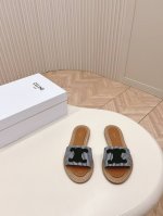 出厂 ，皮拖款 Celine思琳2024春夏新款凯旋门英伦风平底微标凉鞋拖鞋系列 简约大气时髦，耐看不过时，是时尚圈永不退潮的经典所在，复古的英伦风格，气质非凡