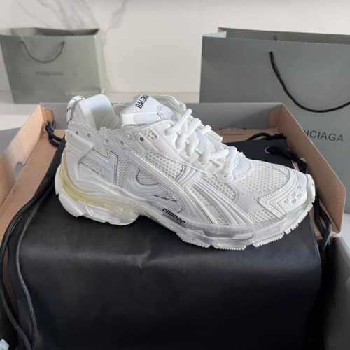 顶级版本： Balenciaga 巴黎7.5 巴黎世家 最新配色潮流复古休闲鞋 通过溢胶、做旧、缝线等细节，展示了设计师 Demna 的运动鞋风格，用一双 旧鞋