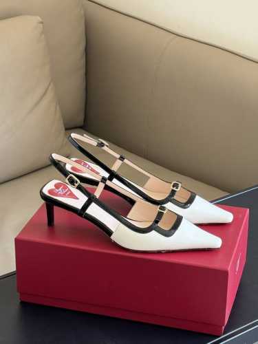 Roger vivier ss24 new arrival～带多巴胺的糖果色系；给人很少女的活力气息漆皮鞋面 羊皮内里 牛皮鞋底size 35-41