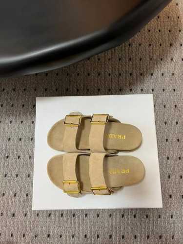 Prad* 绗缝皮质凉拖鞋 经典设计，永不过时。选鞋子注重美观的同时，舒适是最重要的，这款鞋子平底设计，防滑耐磨，春日出行百搭时尚，百搭炫酷，多巴胺夏天必备色