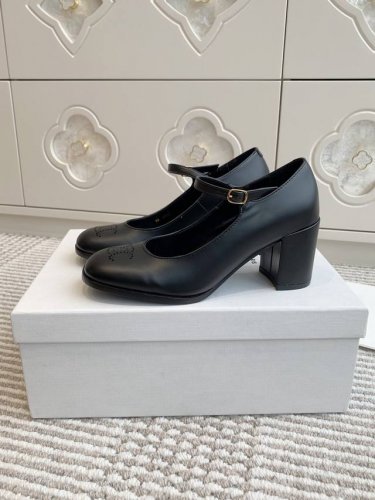 Celine｜赛琳早秋新品凯旋门系列 高跟 玛丽珍单鞋 顶级品质 穿脱很方便，柔软的漆皮面料加分时髦度 这款非常柔软，T-Bar漆皮粗跟单鞋 非常复古的小皮鞋