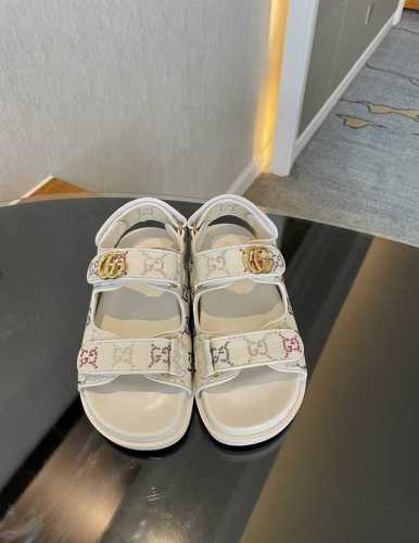 Gucci2024早春系列gg经典老花布沙滩凉鞋由饰经典gg老花帆布织物面料配双g金属扣作为品牌的标志性象征制作而成打造令人惊艳的作品焕新演绎！ 面料：原版定制