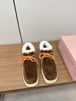 Miu Miu缪缪厚底毛毛休闲鞋雪地靴 裸靴 Miumiu新款德比方头羊毛款高帮鞋 把那种复古风演绎得淋漓尽致 还有种做旧金属摇滚风.鞋型服帖而且舒服，搭配就不