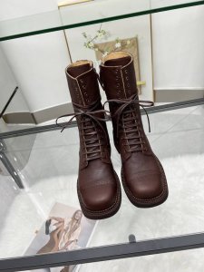 出厂：短靴 ，高靴带 ，高靴扣 24秋冬新款复古马丁靴骑士靴设计感十足，Miumiu的独特风格展现无遗，让你瞬间成为人群中的焦点成为时尚界的女王时髦精品必备。