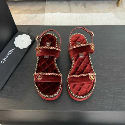 CHANE*｜小香25C春夏新品度假厚底链条双C爱心凉拖拖鞋这一季度假凉拖系列真的超美 搭配链条双C五金装饰 简约百搭上脚超级美的 怎么看怎么好看 Go 材质：