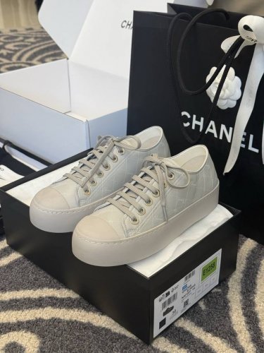 顶级品质P420 chanel Ss25 New Arrival-～ 小香25春夏 大头鞋新品！ 小羊皮材质的，很软的鞋面！ 皮质上做了Logo的工艺，低调高级
