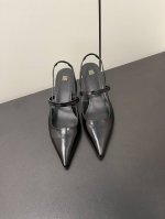 Toteme 24 Slingback 凉鞋 简单利落的设计很适合日常穿着，尖头很有气场，后空设计不磨脚后跟，脚背袢带穿的更稳不掉脚，既高级又实用的款 面料：油