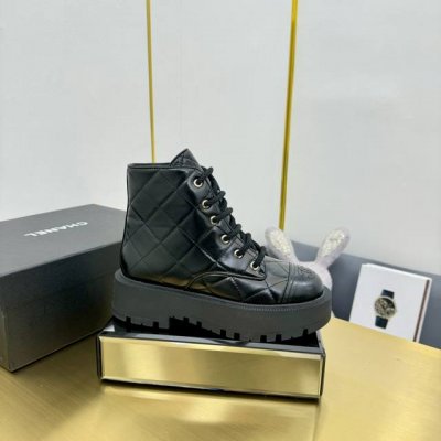 Chane*小香24秋冬双c厚底踝靴短靴 顶级原单版小牛皮材质的鞋面，细腻且质感十足，彰显出优雅高贵的气质。而珍珠的点缀，更使这款靴子散发出典雅的韵味，仿佛是秋