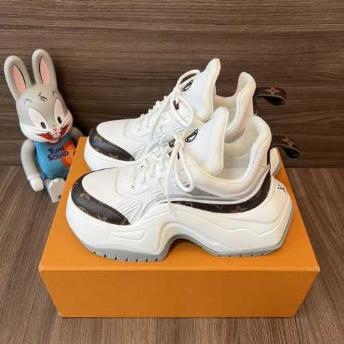 顶级版本LOUIS VUITTON 圆头低帮厚底运动休闲鞋女款白老花！面料:科技混合面料拼接牛皮 lv老花皮内里:进口羊皮里 织物垫脚:原版丝绸牛皮垫大底:TP