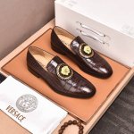 水染牛里 高品质 范思哲 新款专柜同步男士时尚休闲皮鞋，鞋面采用专用进口牛皮，进口全牛皮内里，做工精细，高端大气。有时尚典范造型。橡胶耐磨防滑大底，穿着舒适，值