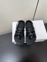 The Row 夹脚真皮极简百搭平底罗马凉鞋 鞋脚真的是史上我穿过最最舒服的款式太柔软啦！磨脚星人一定要收了它 有一丢高级又简约的感觉其实除了好看以外它的舒适度