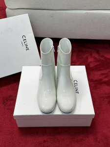 代购级 短靴 长靴 白色定做 Celine 赛琳 24Ss秋冬新品 粗跟 短靴 塞琳这一季好看的款式真的是很多 比如这款军靴就很机车风 重点夸夸靴筒设计 完全不