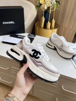 冲量价: Chanel 香奈儿早春度假系列 最新款休闲运动鞋 银白，金白，银灰，黑红！无敌漂亮又好穿 非常轻便，内里也是超级软，超级舒服，鞋面透气设计，配色高级