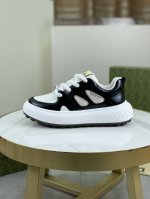 工厂价 顶级版本 原单系列 Guccl 古奇最新款休闲鞋，。牛皮冲孔系列 官网最新款 。专柜同步发售，鞋面选用意大利进口原版荔枝纹小牛皮 搭配原版特殊材料拼接设