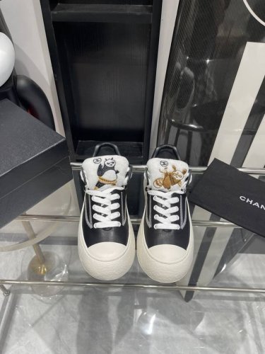 Chanel新款熊猫鞋 可爱卡通刺绣图案 突出了个性独特设计 顶级版本代购级别打造 鞋面采用原厂头层进口牛皮羊皮里+丝绸皮+高弹乳胶垫脚 原版开模tpu大底 S