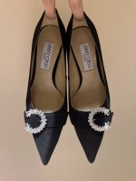 Jimmy Choo 吉米周经典钻扣浅口高跟鞋 鞋型做的非常秀气 不会过分窄长 内部空间很足 让脚趾能足够的放松 脚背勾勒迷人的弧度 简直美爆了 度环绕仙气感