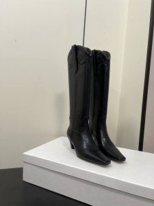 Khaite ｜秋冬新品猫跟高筒靴 本季最佳时髦小跟靴 ～ 质感完美 线条利落 人都轻盈了不少 好像无论配什么都显得很时髦 进口小牛皮 皮子超级软 鞋子很轻走路