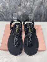 p250 Miumiu*缪缪/24夏季新品，全球最火夹趾凉鞋， 出现在各大时装杂志封面·各路明星、小红书博主着用～搭配长裙、热裤的不二选择，闭眼入都是不会后悔（